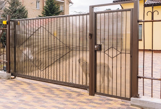 Купить ворота из профлиста с элементами ковки, с металлическими столбами в рамке или под дерево в Феодосии от 154560 руб
